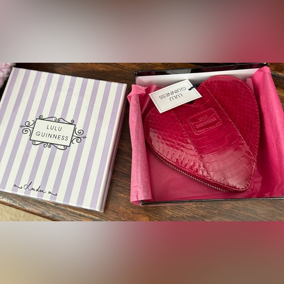 BEAUTIFUL RED LEATHER HEART SHAPED COIN PURSE - Picture 2 of 2